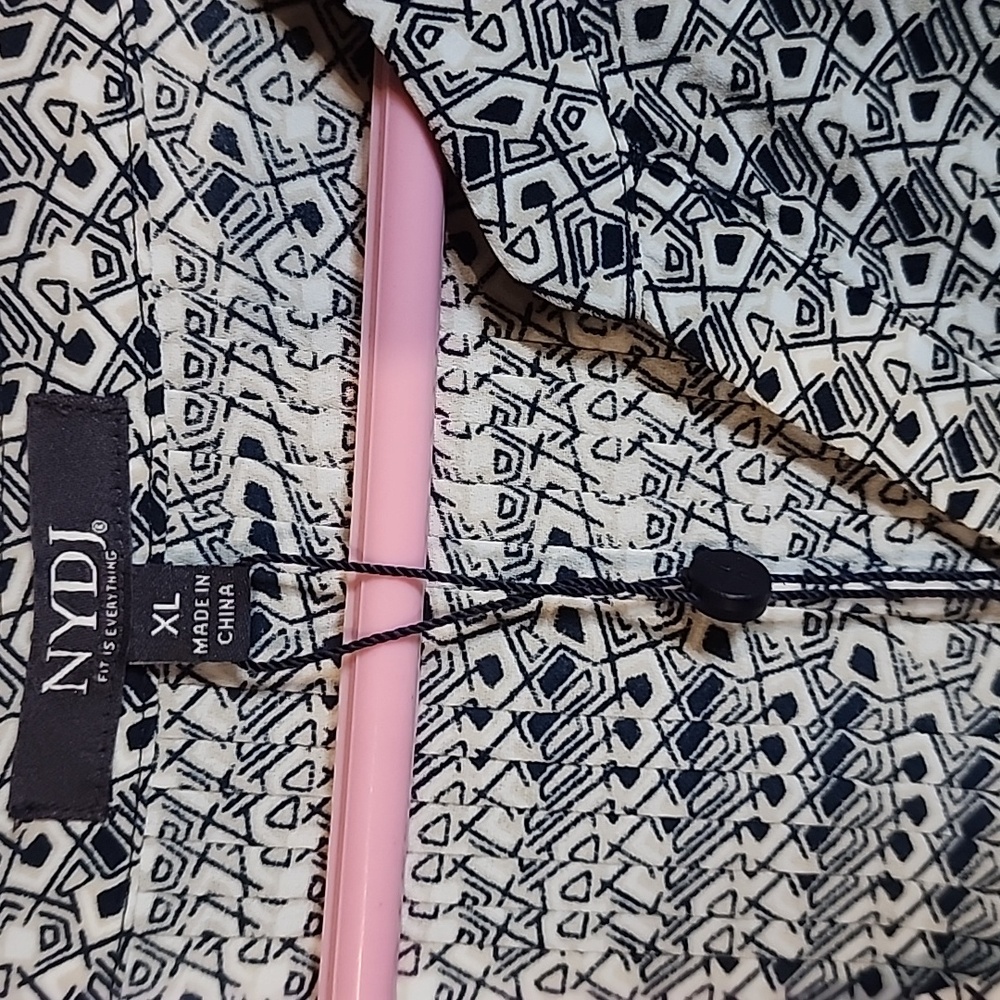 NYDJ Pintuck Blouse NWT Size XLarge - Picture 4 of 14